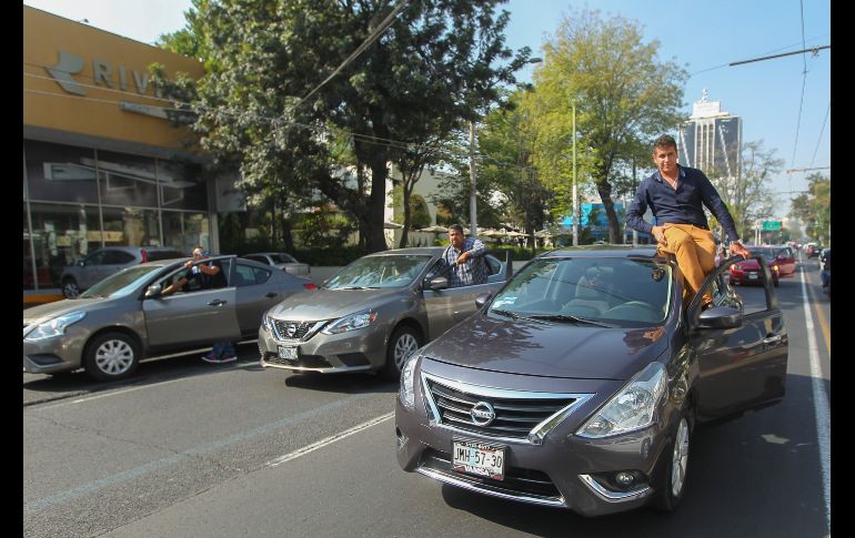GUADALAJARA, JALISCO (02/ENE/2017).- Personas marcharon a pie y también participó una caravana de 80 vehículos. EL INFORMADOR / F. Atilano
