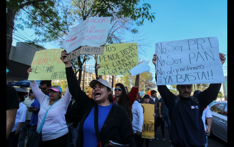 GUADALAJARA, JALISCO (02/ENE/2017).- El contingente avanzó sobre la avenida Vallarta,  rumbo al Centro de Guadalajara. EL INFORMADOR / F. Atilano