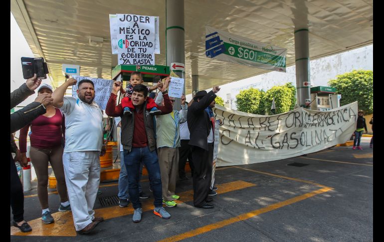 GUADALAJARA, JALISCO (02/ENE/2017).-  Por minutos tomaron la estación de servicio ubicada a un costado de los Arcos de Vallarta. EL INFORMADOR/F. Atilano