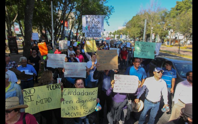 GUADALAJARA, JALISCO (02/ENE/2017).- Personas respondieron así a la  Movilización Contra el Gasolinazo GDL, convocada a través de redes sociales. EL INFORMADOR/F. Atilano