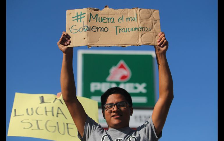 GUADALAJARA, JALISCO (02/ENE/2017).- La inconformidad es por el incremento en los precios. A nivel nacional, en promedio los costos son ahora de 15.99 pesos por litro para la Magna, de 17.79 para la Premium y de 17.05 para el diesel. EL INFORMADOR / F. Atilano