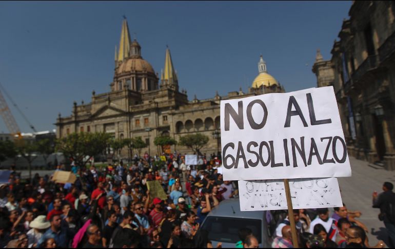 GUADALAJARA, JALISCO (02/ENE/2017).- A su llegada al Palacio de Gobierno,  inconformes pidieron al Ejecutivo enviar una minuta a la Suprema Corte de Justicia en la que se solicite dar marcha atrás a la Reforma Energética aprobada en 2013. EL INFORMADOR / F. Atilano