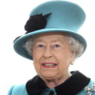 Ringo Starr y Hugh Laurie, condecorados por la reina Isabel II