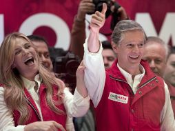 Del Mazo (izq) y su esposa celebraron los resultados preliminares favorables al PRI la misma noche de la elección. AP