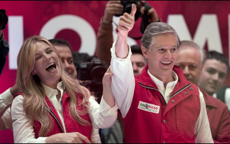Del Mazo (izq) y su esposa celebraron los resultados preliminares favorables al PRI la misma noche de la elección. AP