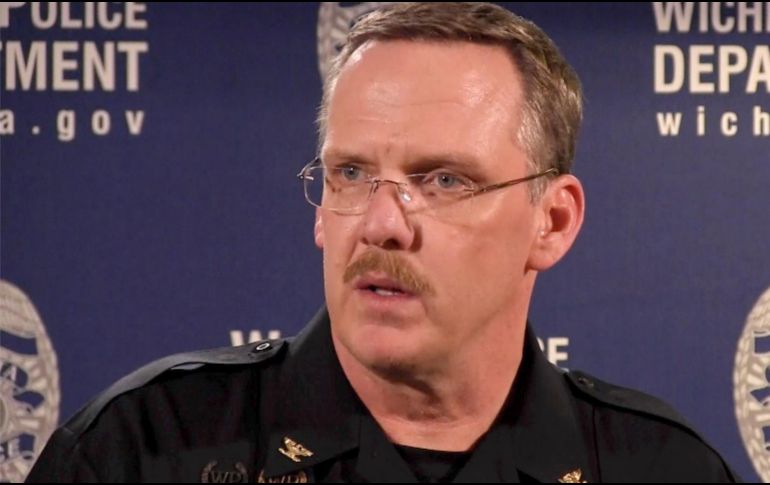 El subjefe de policía de Wichita, Troy Livingston, informó en conferencia de prensa lo sucedido. AP/ F. Salazar