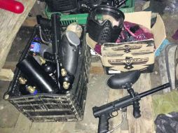 Equipados. En uno de los campamentos se encontraron artículos para entrenamiento de personal de seguridad en disparo, defensa y ataque. ESPECIAL /