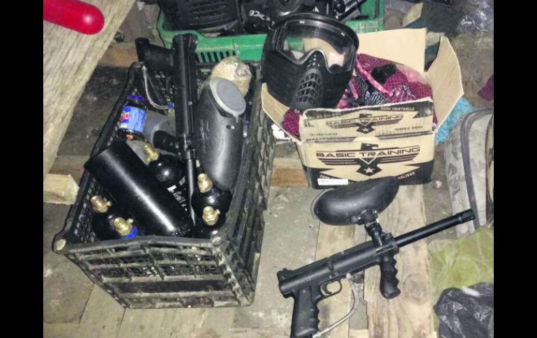 Equipados. En uno de los campamentos se encontraron artículos para entrenamiento de personal de seguridad en disparo, defensa y ataque. ESPECIAL /
