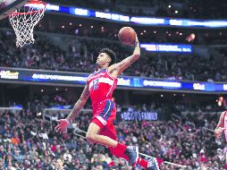 Kelly Oubre Jr., de los Wizards, se eleva para clavar el balón. Ayer ante los Rockets colaboró con 21 puntos para la victoria de su equipo. AP