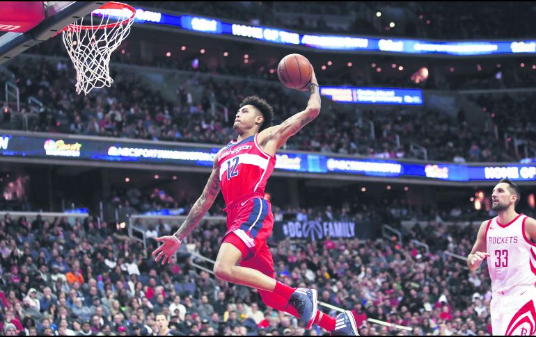 Kelly Oubre Jr., de los Wizards, se eleva para clavar el balón. Ayer ante los Rockets colaboró con 21 puntos para la victoria de su equipo. AP