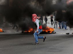 Palestinos se enfrentan a tropas israelíes durante reyertas en el control de Huwwara, cerca de la ciudad cisjordania de Nablus. EFE/A. Badarneh
