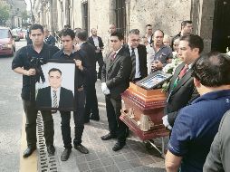 Los familiares del diputado Saúl Galindo Plazola muestran su foto al salir del homenaje póstumo que se realizó en el Congreso.