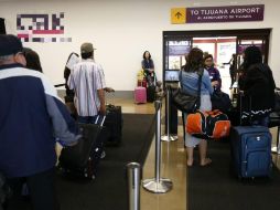 Por ninguna razón se deberá aceptar transportar equipajes ajenos ni ayuda de extraños o personas ajenas a la aerolínea. NTX / ARCHIVO