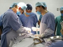 Si no se cuenta con servicio médico por parte de alguna institución pública, es recomendable analizar la contratación de algún seguro de salud. EL INFORMADOR / ARCHIVO