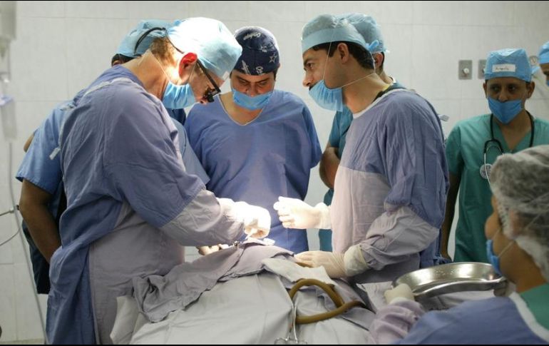 Si no se cuenta con servicio médico por parte de alguna institución pública, es recomendable analizar la contratación de algún seguro de salud. EL INFORMADOR / ARCHIVO