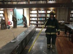 El material que se quemó fue papelería y archivo del mismo establecimiento. ESPECIAL / Bomberos de Guadalajara