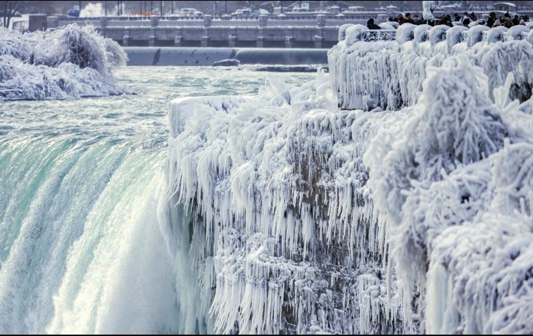 229/5000 Los visitantes toman fotografías al borde de Horseshoe Falls en las Cataratas. AP/A. Lynnett