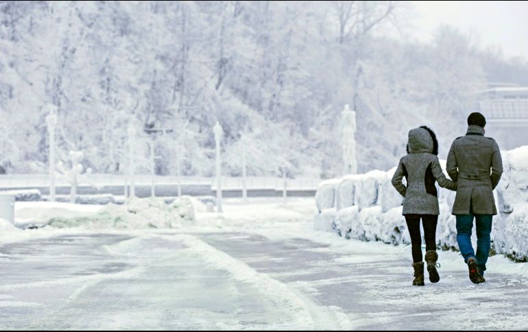 Una pareja camina cerca del borde de Horseshoe Falls. AP/A. Lynett