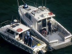 Expertos trabajan para intentar rescatar tres cadáveres que aún permanecen en el océano, así como el hidroavión. AP