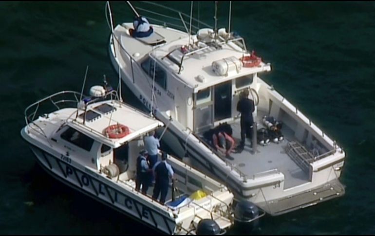 Expertos trabajan para intentar rescatar tres cadáveres que aún permanecen en el océano, así como el hidroavión. AP