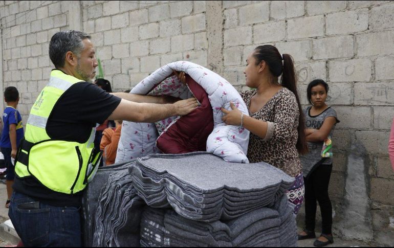 Se han visitado el total de colonias contempladas con alto riesgo, otorgándoles a través de las brigadas diurnas, insumos como: ropa abrigadora, cobijas, colchonetas, despensas, kits de higiene personal y de vivienda. TWITTER / @DIFGUADALAJARA