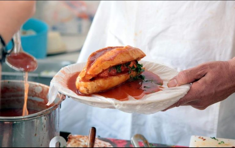 De acuerdo a algunos comensales, sirve para la cruda porque reactiva el cuerpo gracias al contenido calórico de las carnitas y del birote salado, y también por el picante que alivia el dolor de cabeza y las náuseas. EL INFORMADOR / ARCHIVO