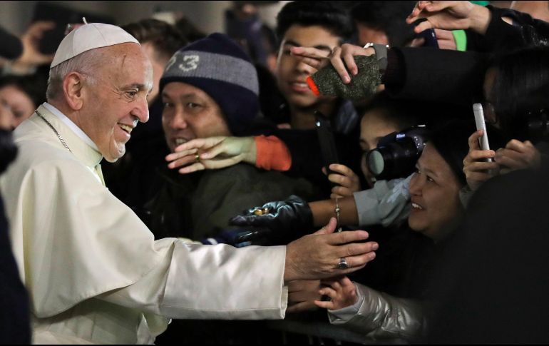 Francisco se dirigió a pie hasta la plaza vaticana donde saludó a cientos de fieles y rezó ante el nacimiento monumental ubicado junto al obelisco. AP / A. Medichini