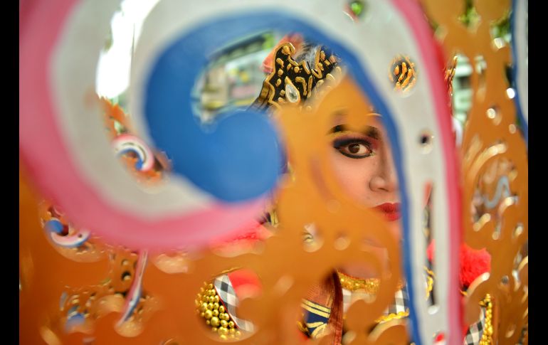 Una joven participa en un baile tradicional durante un festival por el Año Nuevo en la isla de Bali, Indonesia. AFP/S. Tumbelaka