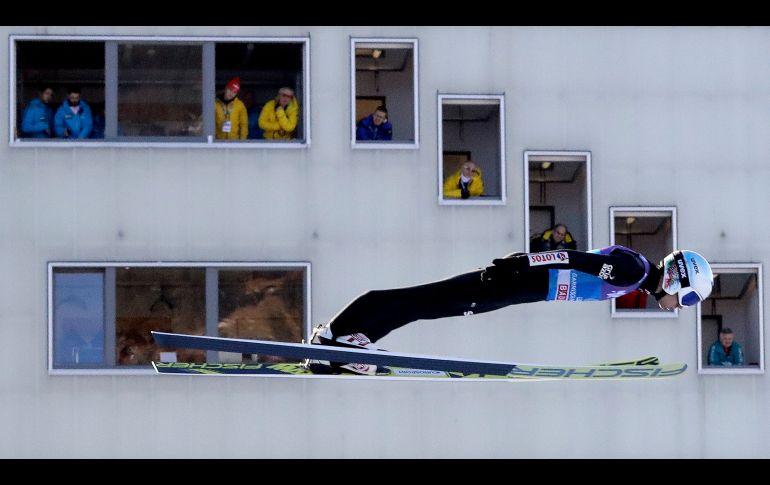 Kamil Stoch, de Polonia, pasa junto a la torre de jueces en la segunda etapa del Torneo de los Cuatro Trampolines de esquí alpino en Garmisch-Partenkirchen, Alemania. AP/M. Schrader