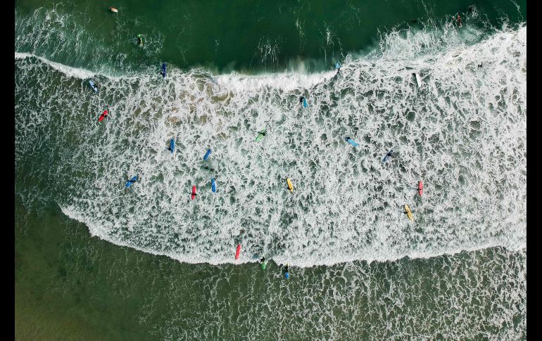 Toma aérea de personas que reman en una playa de Hong Kong, China. AFP