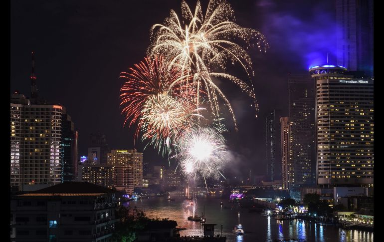 Sobre el río Chao Praya en Bangkok, Tailandia.