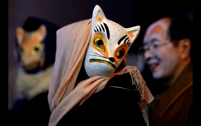 Habitantes con maquillaje de zorro participan en un desfile para agradecer al año que termina en el templo Oji Inari en Tokio, Japón. AFP/T. Kitamura