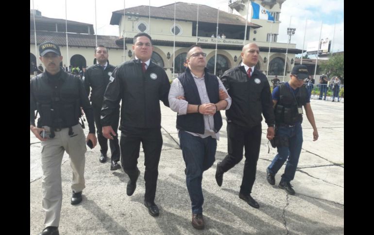 CIUDAD DE GUATEMALA, GUATEMALA (17/JUL/2017).-  Luego de los respectivos chequeos médicos en las instalaciones de la Fuerza Aérea Guatemalteca, integrantes de la Procuraduría General de la República recibieron en custodia a Duarte. NTX/ Ministerio de Relaciones Exteriores de Guatemala