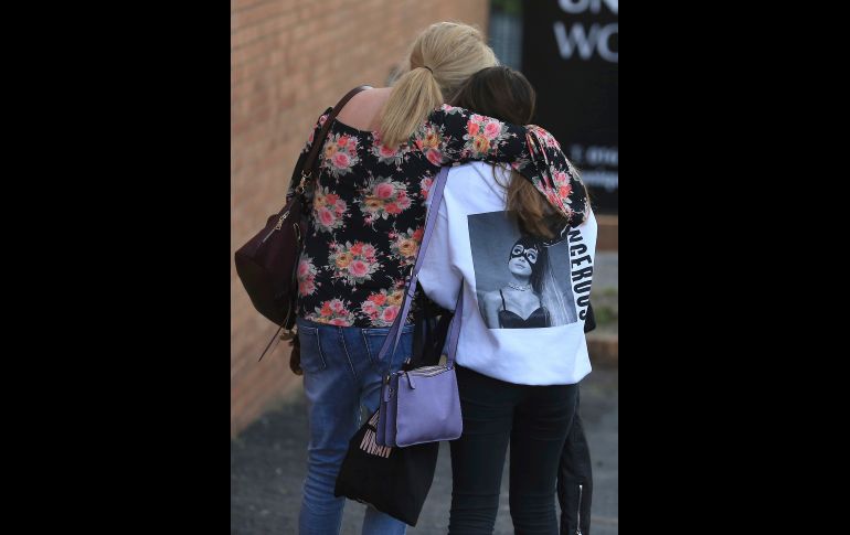 MANCHESTER, INGLATERRA (23/MAY/2017).- Una joven que sale de un hotel lleva una playera con la imagen de Ariana Grande. AP/R. Vieira