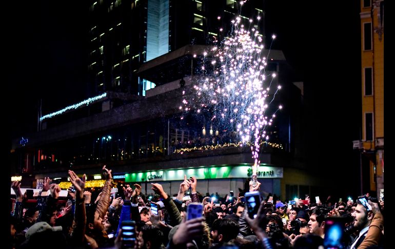 Una multitud se concentra en calles de Estambul, Turquía.