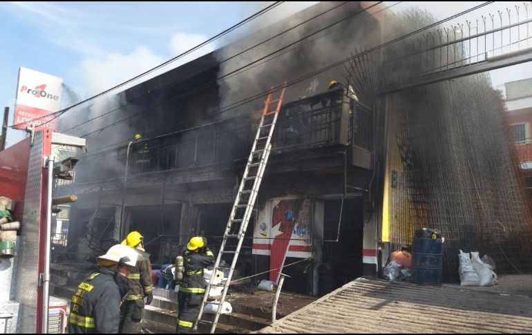 Bomberos de Guadalajara y Tlaquepaque participaron en los trabajos de extinción del siniestro que consumió totalmente el establecimiento TWITTER / @PCYBOMGDL