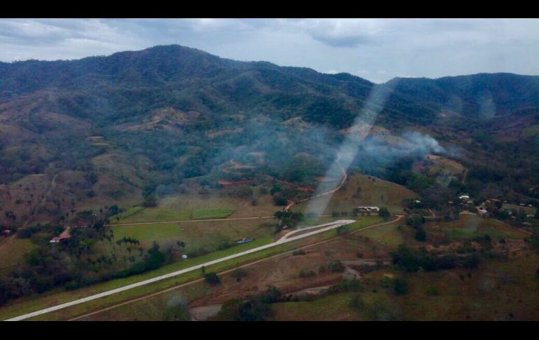 Humo se eleva desde el sitio de la caída. AP/Ministerio de Seguridad Pública