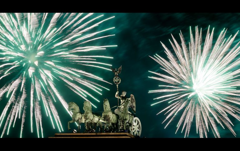 Sobre la puerta de Brandenburgo en Berlín, Alemania.