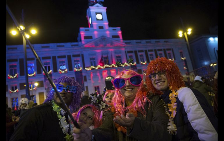 Miles de personas acudieron a la popular Puerta del Sol en Madrid, España. EFE/R. Jiménez