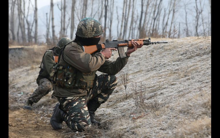 Fuerzas de seguridad toman sus posiciones durante el ataque. EFE/F. Khan