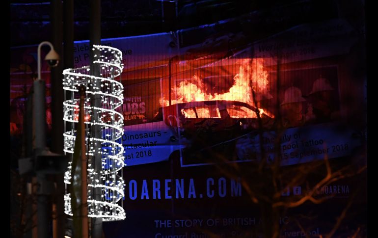 Debido al humo del incendio, la Policía ordenó la evacuación de las casas cercanas al sitio. AFP/P. Ellis