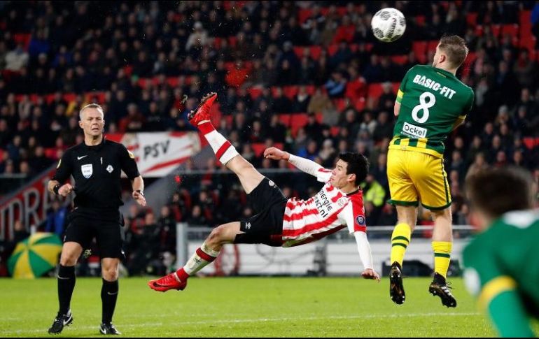 El equipo granjero ofrece sólo breves fragmentos de la biografía del delantero mexicano, quien ha dado buenas impresiones tras su llegada al club. TWITTER / @psveindhoven