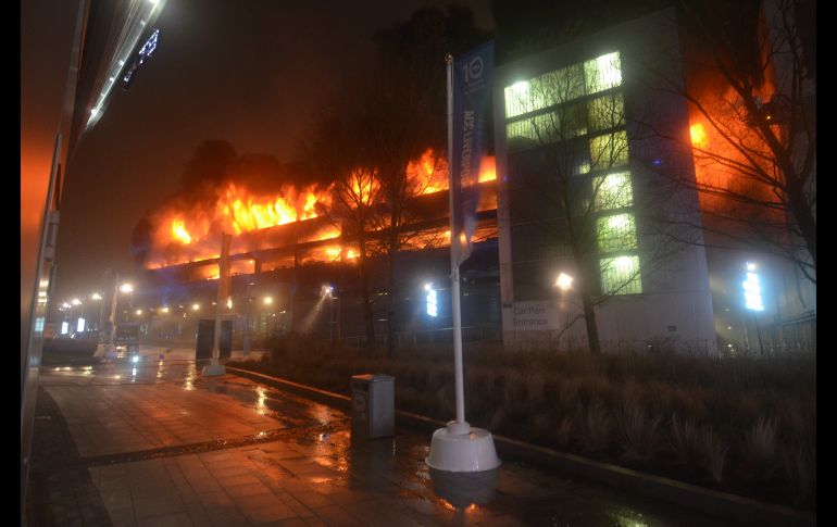 El fuego se registró ayer junto a la Arena Echo de la ciudad. Caballos que estaban alojados en el sitio antes de participar en el Salón Internacional del Caballo de Liverpool fueron evacuados..