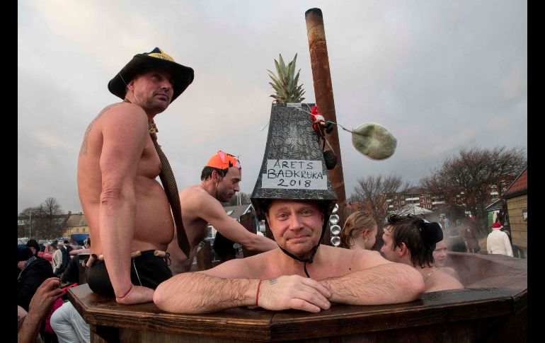 Con gorros festivos reciben el 2018 en aguas del mar Bático en Ystad, Suecia.