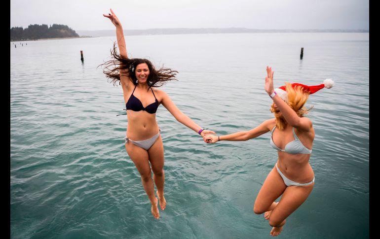 Mujeres saltan al mar en Portoroz, Eslovenia.