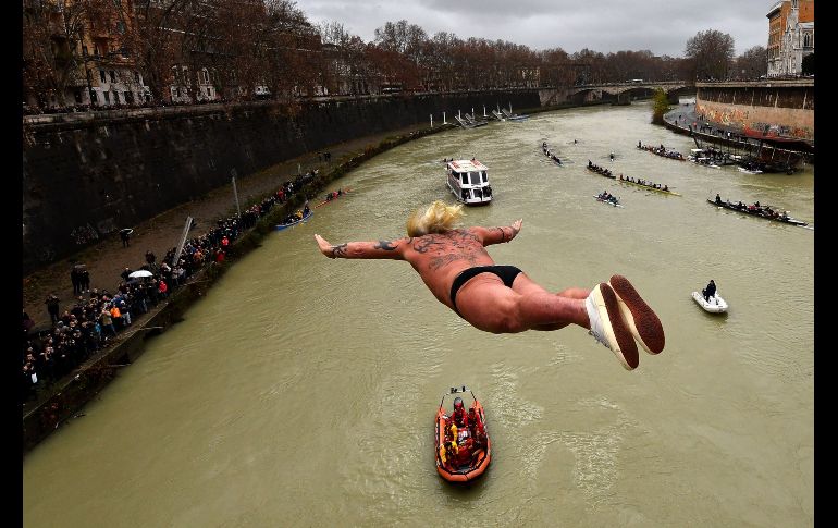 Bañistas desafiaron al frío y cumplieron con la tradicional zambullida de Año Nuevo en el río Tíber, que atraviesa Roma.