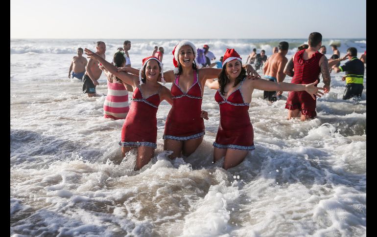 El primer baño del año en la playa Carcavelos de la ciudad portuguesa de Lisboa.