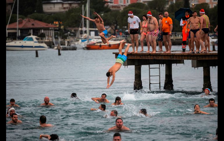 En varias ciudades europeas son tradicionales las inmersiones en agua cada 1 de enero para empezar el año. Un chapuzón en el mar Adriático desde Portoroz, Eslovenia.