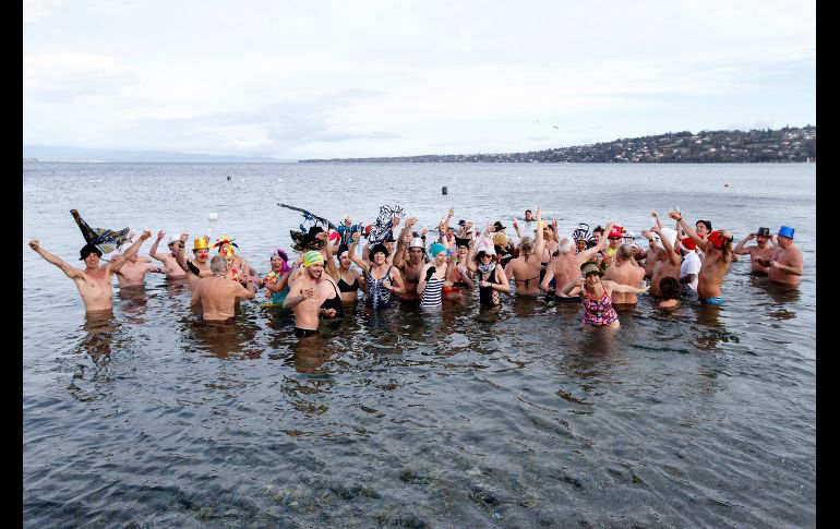 Celebración con champaña  en el lago Ginebra, en Suiza.