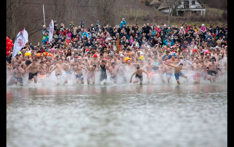 En Szigliget, Hungría, se realiza el nado anual por séptima vez, en aguas frías del lago Balaton.